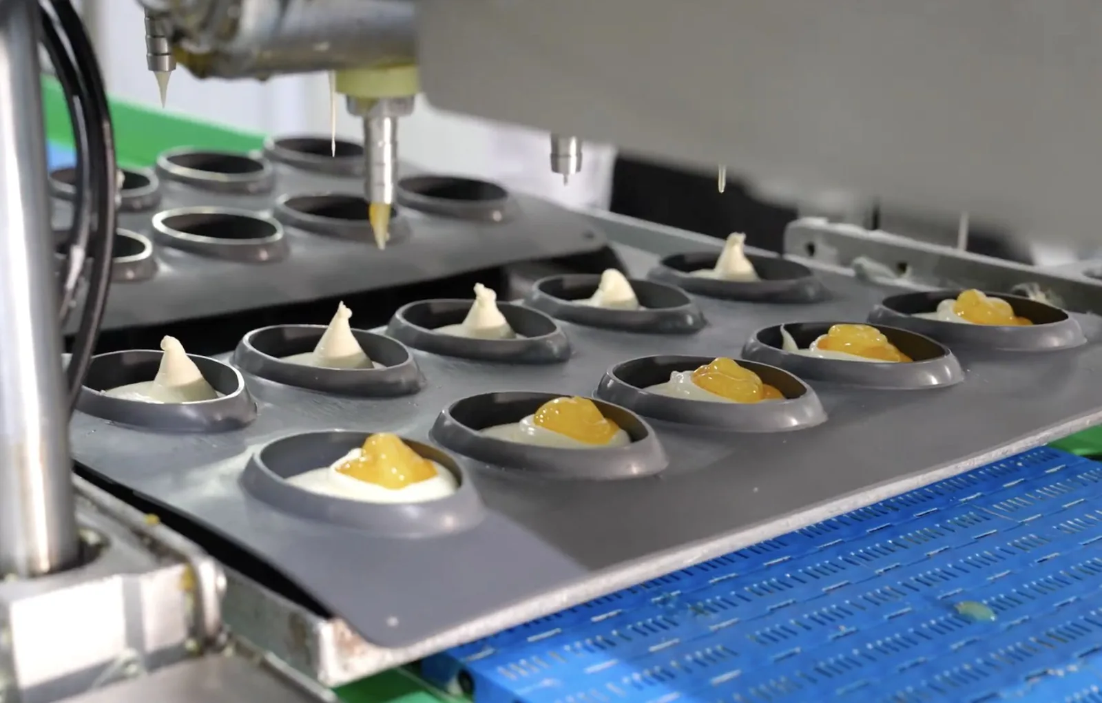 Produktion Frozen Cake Factory – Dosierlinie