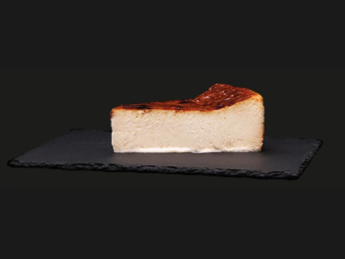 San-Sebastián-Cheesecake mit karamellisierter Oberfläche, Einzelportion auf Schiefer