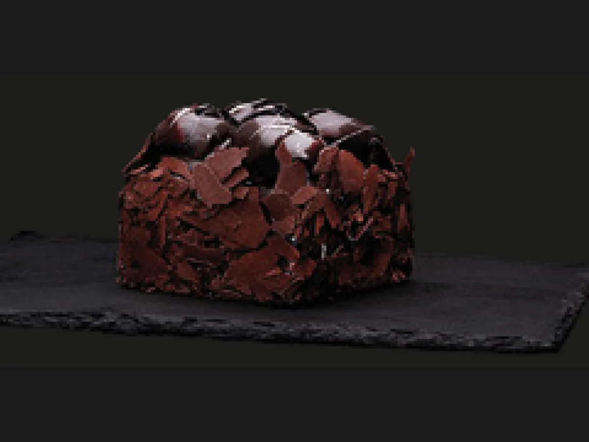 Schwarze Profiteroles-Torte – HORECA Cakes der Frozen Cake Factory, tiefgekühlte Einzelportion