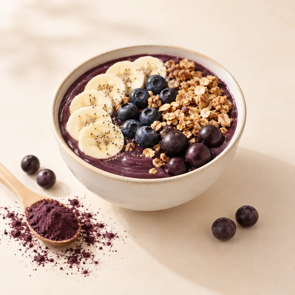 Açaí-Bowl mit Beeren und Granola